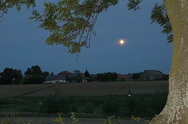 księżyc w lisiej czapie nad Morzewcem #księżyc #Morzewiec