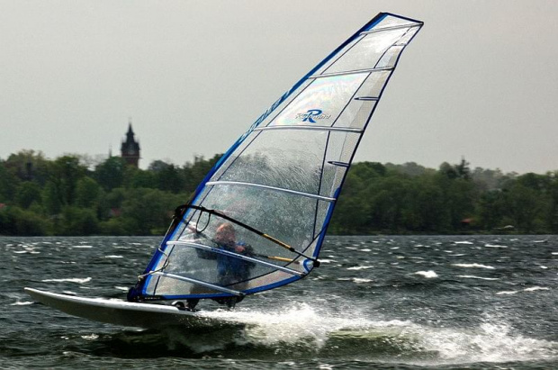 Windsurfingowe szaleństwa na jeziorze pławniowickim.