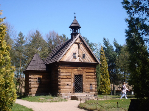 Muzeum Pierwszych Piastów na Lednicy. Skansen w Dziekanowicach, drewniany kościółek(Otłoczyn gm. Aleksandrów Kujawski) z 1765 r.
