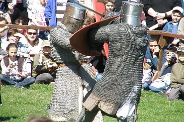 Ta, kontrowersyjna, z dzisiejszego punktu widzenia decyzja, oraz towarzyszące jej wydarzenia, są świetną okazją do wskrzeszenia, choć na chwilę barwnej i fascynującej epoki, znanej dziś głównie z filmów i książek. #kontrowersyjna