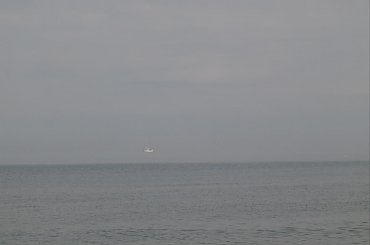 Ciekawe zjawisko - jacht wydaje sie być w powietrzu ze wzgledu na płaska taflę morza #zjawisko #jacht #morze #bałtyk #lato #wakacje #LaMirage