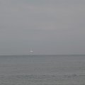 Ciekawe zjawisko - jacht wydaje sie być w powietrzu ze wzgledu na płaska taflę morza #zjawisko #jacht #morze #bałtyk #lato #wakacje #LaMirage