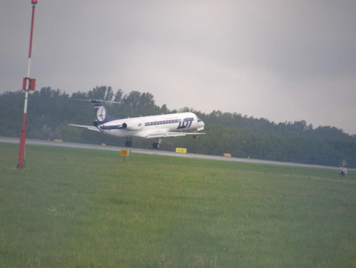 Przykładowe zdjęcie wykonane obiektywem Pentacon 4/300 #samolot #lot #lądowanie #pll