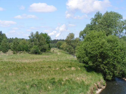 Góra Kamieńsk , rzeka Widawka , widok z drugiej strony mostu widać w jakim kierunku .