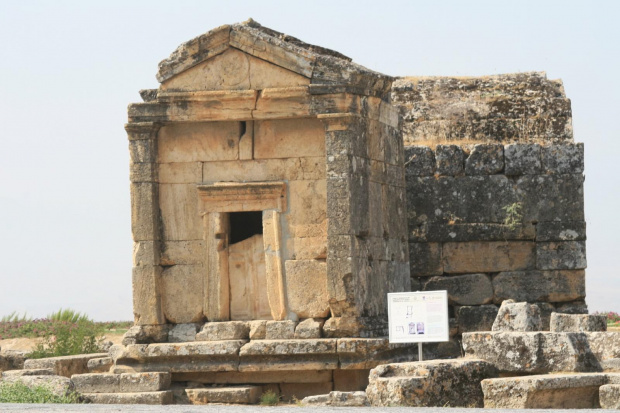 Hierapolis, Nekropola północna - chorzy tak licznie przybywający do leczniczych źródeł Pamukkale nie zawsze wracali do domów po odbytej kuracji... Jeden z największych cmentarzy Anatolii