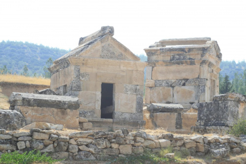 Hierapolis, Nekropola północna - chorzy tak licznie przybywający do leczniczych źródeł Pamukkale nie zawsze wracali do domów po odbytej kuracji... Jeden z największych cmentarzy Anatolii