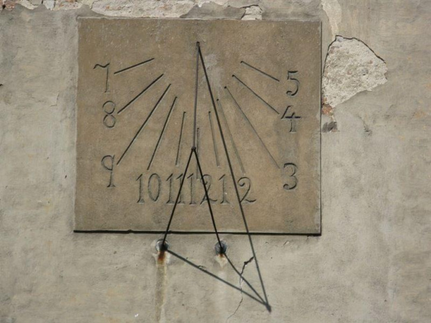 Zegar słoneczny Lewin Brzeski (opolskie) kościół św.Piotra i Pawła