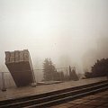 Pomnik dzieci głogowskich rozstrzelanych przez Niemców. Miasto otulone mgłą
