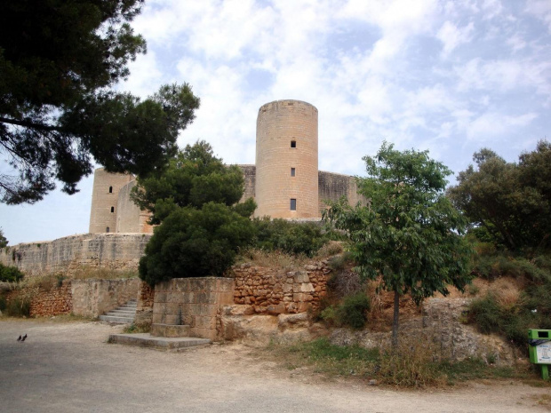 Palma de Mallorca - Castell de Bellver, okrągły zamek na wzgórzu z XIV w, przez długi okres czasu pełnił funkcję więzienia wojskowego #Majorka #PalmaDeMallorca #CastellDeBellver