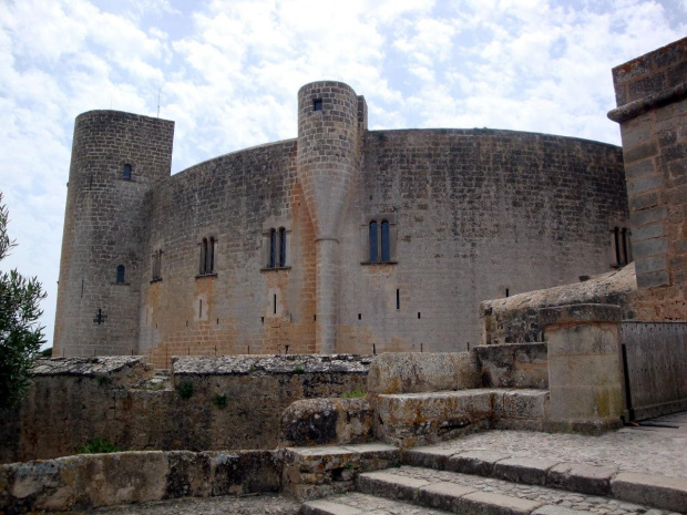 Palma de Mallorca - Castell de Bellver, okrągły zamek na wzgórzu z XIV w, przez długi okres czasu pełnił funkcję więzienia wojskowego #Majorka #PalmaDeMallorca #CastellDeBellver