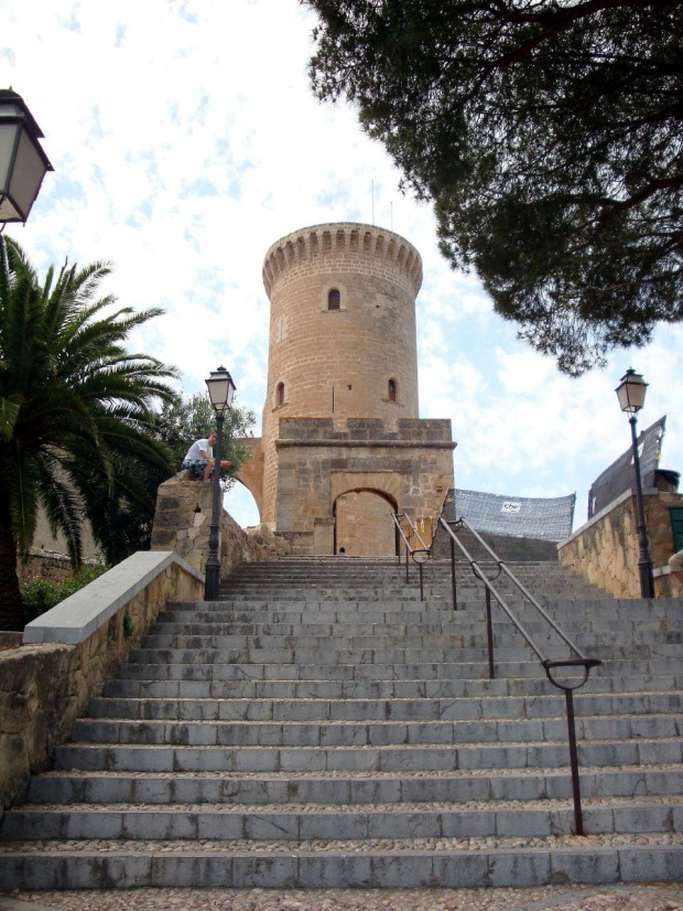 Palma de Mallorca - Castell de Bellver, okrągły zamek na wzgórzu z XIV w, przez długi okres czasu pełnił funkcję więzienia wojskowego #Majorka #PalmaDeMallorca #CastellDeBellver