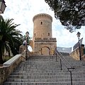Palma de Mallorca - Castell de Bellver, okrągły zamek na wzgórzu z XIV w, przez długi okres czasu pełnił funkcję więzienia wojskowego #Majorka #PalmaDeMallorca #CastellDeBellver