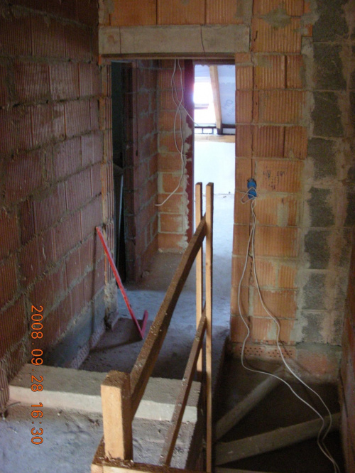 widok z korytarza u góry na wejście do pomieszczeń nad garażem ( pralnia po lewej, pokój po lewej w głębi i garderoba po prawej- niewidoczna)