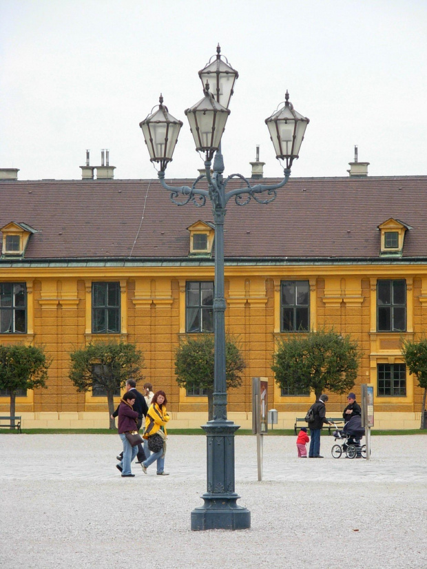 Lampa na dziedzińcu pałacu Schonbrunn