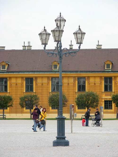 Lampa na dziedzińcu pałacu Schonbrunn