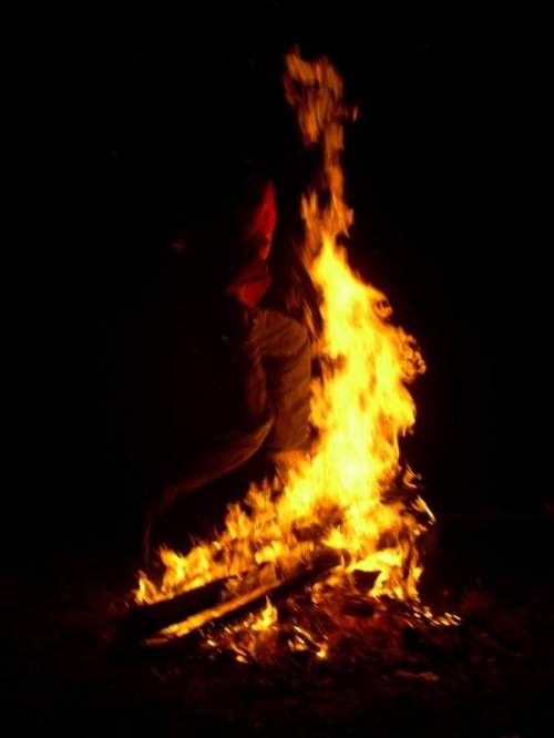 #czerwień #noc #ogień #ognisko #skok #trawa #wakacje #zółty