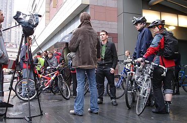 . #ZłoteTarasy #EuropejskiDzieńBezSamochodu #MasaKrytyczna #akcja #InvisiblePedal #Warszawa