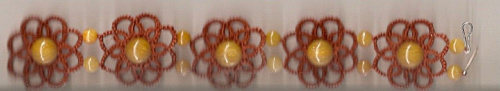Wszyscy zmień Opis zdjęcia: bransoletka z koronki frywolitkowej, kolor brąz(rudy) kamienie: marmur pomarańczowy, o średnicy 10mm i 6 mm. długosć ok.19 cm, szerokość ok. 3 cm