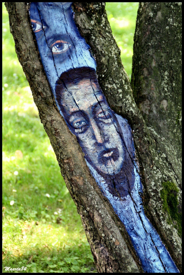 Malowidła na drzewach w Parku Praskim w Warszawie
