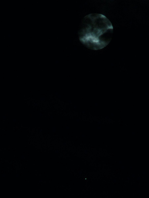 Po godzinie 21 z minutami naszego czasu nastąpiła bliska koniunkcja Księżyca z Jowiszem. Dzielił ich dystans tylko 1.8 stp. Niestety w Warszawie troszkę przeszkadzały chmury, ale i tak upolowałem to ciekawe zjawisko.
Ta mała kropka na dole to Jowisz, b...