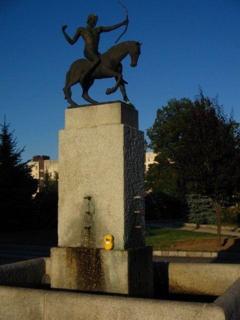 Pan Gąbka odiwedził Strzelin. Dał się sfotografować na sławnym pomniku Strzelca w strzelińskim Rynku. #pan #gąbka #PanGąbka #strzelin #rynek #pomnik #strzelec #fontanna #dst