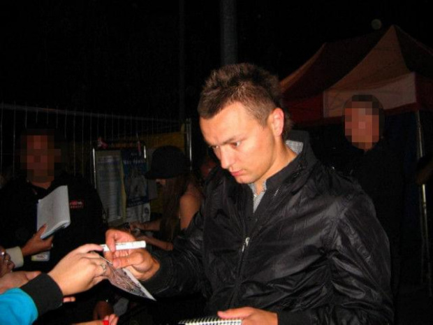 Liber rozdawający autografy po koncercie w Strzelinie. (23.08.2009r.) #liber #MarcinPiotrowski #SylwiaGrzeszczak #autografy #strzelin #koncerty