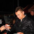 Liber rozdawający autografy po koncercie w Strzelinie. (23.08.2009r.) #liber #MarcinPiotrowski #SylwiaGrzeszczak #autografy #strzelin #koncerty