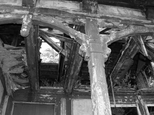 Kolejne ujęcie dachu i fragment pięknych drewnianych podpór