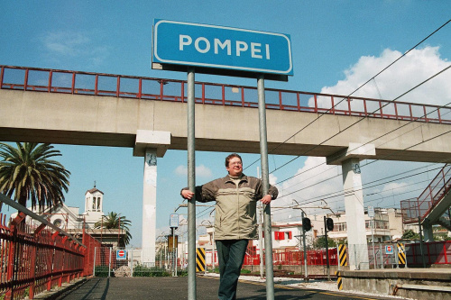 Na peronie w Pompejach. 2006 marzec