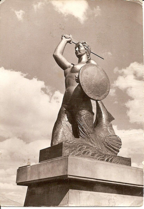 Warszawa_Posąg Syreny (wzniesiony w r.1939 wg proj. L. Nitschowej)