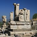 Efez - Pomnik Memiusa i Plac Dominitiana