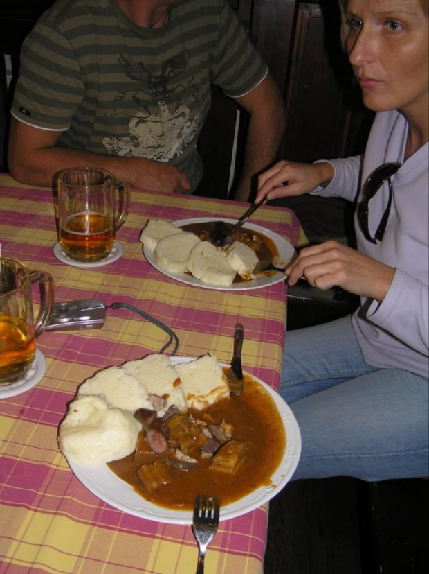 Na pierwszym planie zabijaćkovy gulaś z knedlikami