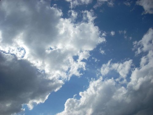 Jak stara tapeta z Windowsa 95- widok na chmury z 5cio piętrowego budynku. #chmury #niebo
