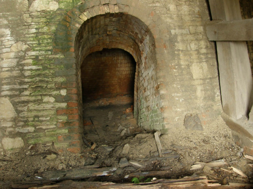 Mstyczów - Wnętrze zniszczonej cegielni #Mstyczów #Cegielnia #Fabryka