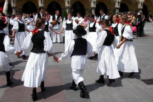 latem krakowski Rynek tętni życiem