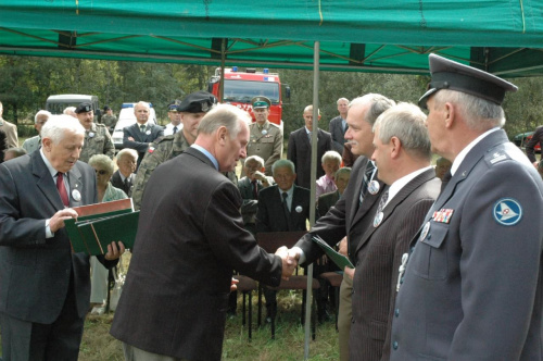 Od lewej Prezes Lubuskiego Zarządu ZBŻZ i ORWP płk w st.spocz Michał Kupiec jeden z głównych inicjatorów tej uroczystości #Pomnik