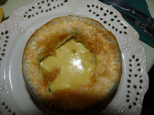 kremowa zupa porowa zapiekana z ciastem francuskim
