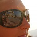odbicie ruin świątyni w Atenach na okularach.