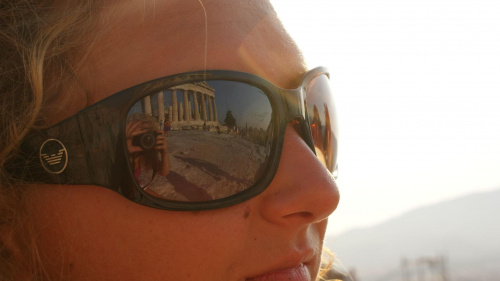 odbicie ruin świątyni w Atenach na okularach.
