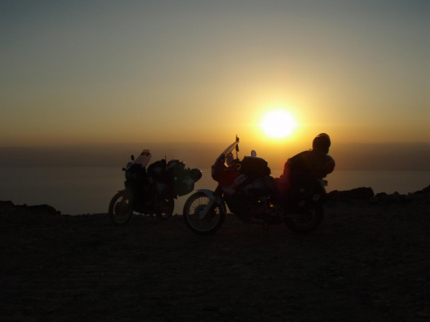 Zachód słońca w górach nad Morzem Martwym #podróże #motoryzacja #AfricaTwin #BliskiWschód