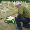 Komandor składa kwiaty od p. Maciejowskiej na grobie jej taty który zginął w Chambois