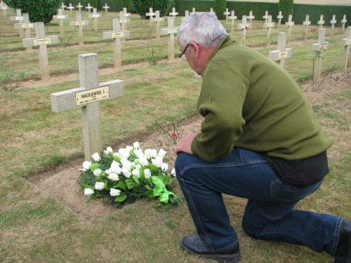 Komandor składa kwiaty od p. Maciejowskiej na grobie jej taty który zginął w Chambois