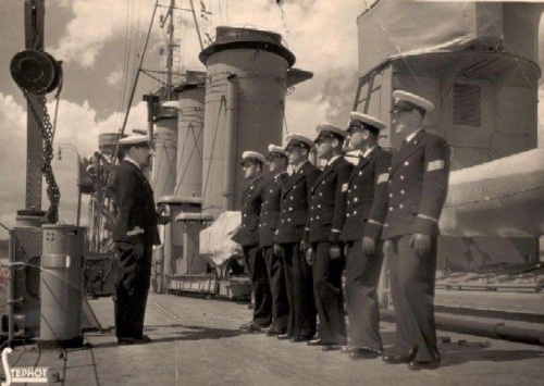 Aktorzy ( od lewej stoją ) Jerzy Marr, Adam Brodzisz, Mieczysław Cybulski, Marian Morski. Fotografię wykonano na pokładzie " Wichra ". Zdjęcie z filmu " Rapsodia Bałtyku "_1935 r.