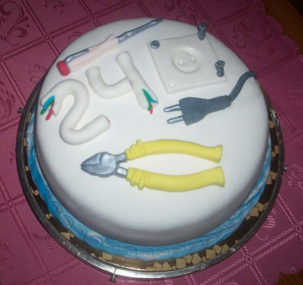 Elektryczek po raz trzeci :) #tort #DlaElektryka #ElectricCake #urodzinowy #DlaNiego #elektryczny
