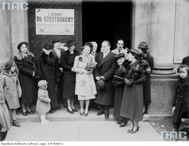 Aktorka Maria Modzelewska ( 3. z lewej ) na ślubie córki artysty malarza Wincentego Wodzinowskiego ( z tyłu z brodą ). Kraków_04.1938 r.