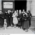 Aktorka Maria Modzelewska ( 3. z lewej ) na ślubie córki artysty malarza Wincentego Wodzinowskiego ( z tyłu z brodą ). Kraków_04.1938 r.