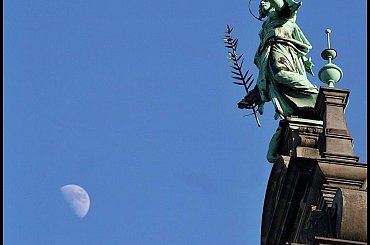 Hamburg ( figurka na szczycie Ratusza ) St . Catharina #ratusz #figurka #hamburg #architektura