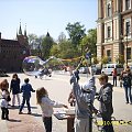 W oczekiwaniu na Bańki Miłości w Krakowie - zabawa na placu Matejki (Child's play during expectations for Bubbles of Love in Cracow) - 2