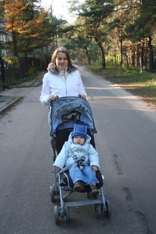 11.11. - z ciocią Pauliną na spacerku na plac zabaw