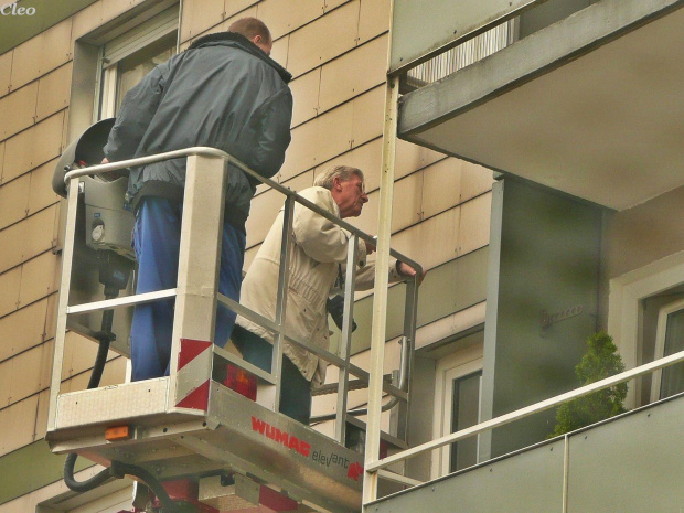 Kontrolowanie balkonow w moim wiezowcu..oby nie spadl nikomu na glowe...:)